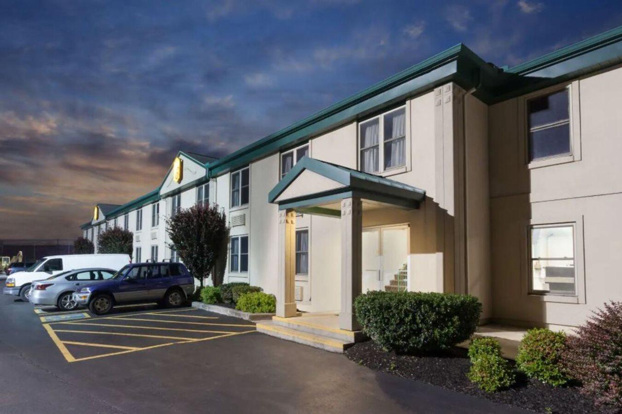Super 8 By Wyndham Harrisburg Hershey West Exteriör bild