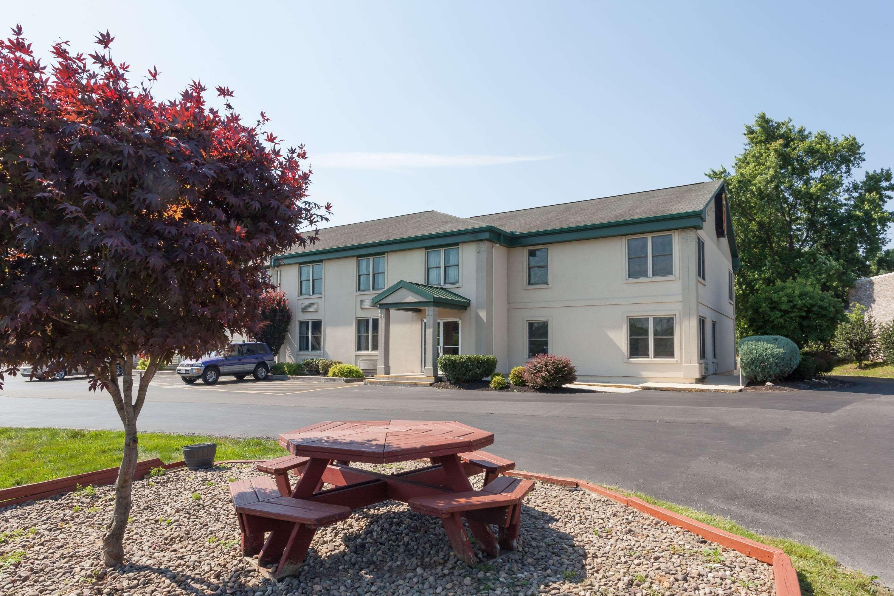 Super 8 By Wyndham Harrisburg Hershey West Exteriör bild